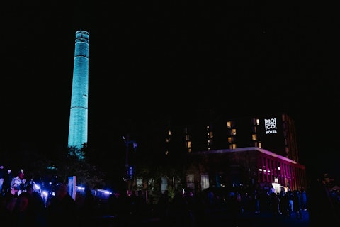 La cheminée de la Moco illuminée à l’occasion  de l’événement Lumix