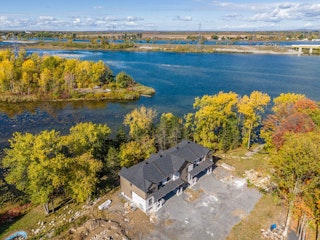 Vue aérienne projet domiciliaire O'Sun sur la rive _ bâtiment en construction