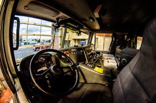 COMM 2015 Securite incendie Caserne 1 camion equipement citerne garage 52