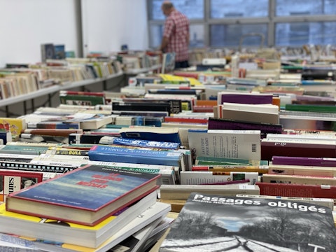 Des centaines de libres sur une table