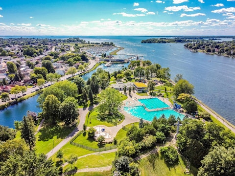 COMM 2022 CR Deny Cardinal Vue aerienne Drone Centre ville Parc Piscine Canal Baie Marina