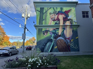 COMM 2024 Bouffee air Murale rue Victoria Sports Expert 2