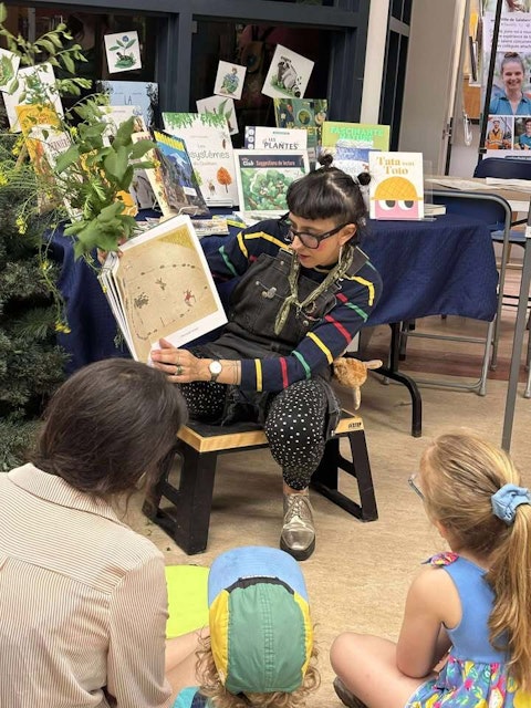 Photo fanfan racontant un conte à des enfants