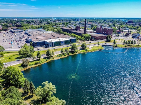 COMM 2022 CR Deny Cardinal Vue aerienne Drone Centre ville Baie Nautisme Centre dachat Hotel